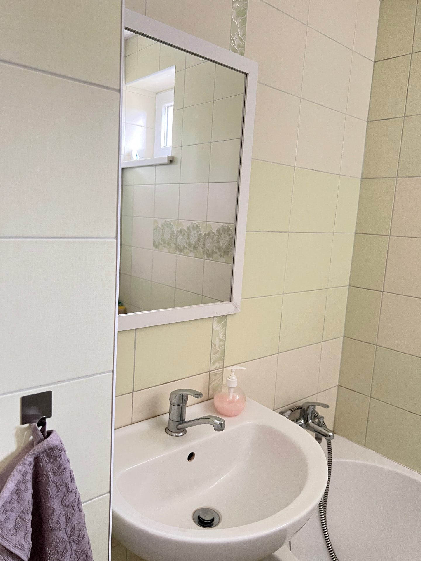 Svetlá kúpeľňa s vaňou a umývadlom